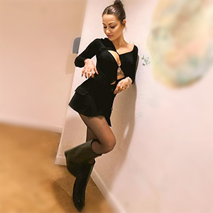 Paloma Berlin escorte séduisante avec une silhouette mince séduit avec des jeux de doigts