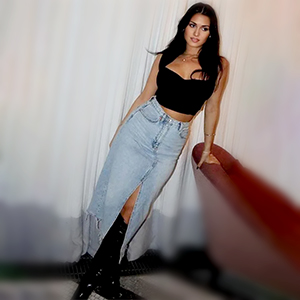 Berlin Escort Ramina femme mûre sensuelle aux seins pleins choyés lors d'un massage tantrique